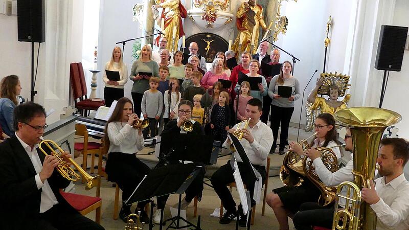 Das Abschlusslied sangen und spielten der Projekt- und der Posaunenchor zusammen mit den Besuchern. Links vorne Raphael Wilm; dahinter Dorothea Stamm