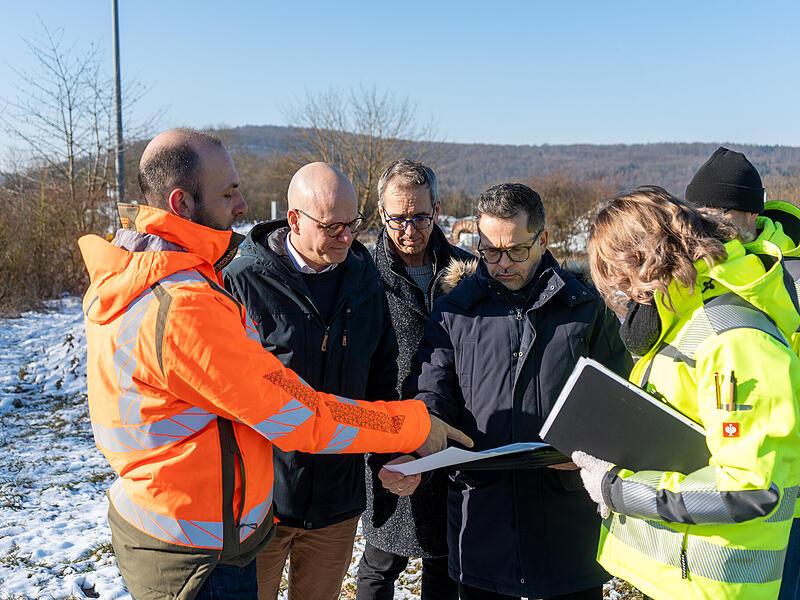 Oberb&uuml;rgermeister Dr. Dirk Vogel verschafft sich ein Bild von den aktuellen Bauma&szlig;nahmen im zuk&uuml;nftigen Gewerbegebiet Kaserne Nord