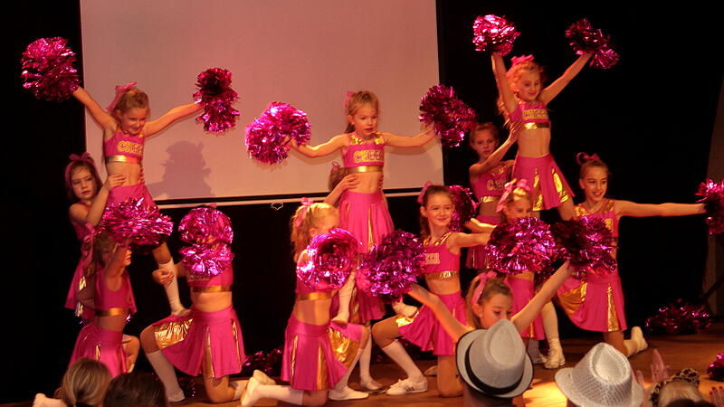 WOW M&auml;dels! Die  &bdquo;Kindergarde" l&ouml;ste wahre Begeisterungsst&uuml;rme aus.