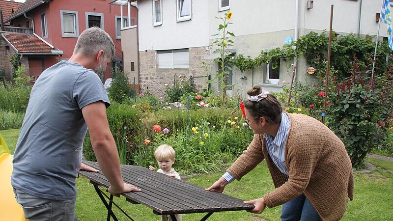 Beim Höflesfest am Samstag, 12. August 2023, packt bei Julia Keidel (rechts) die gesamte Familie mit an. Nach dem Aufbau finden in ihrem Garten um die 100 Besucher Platz zum Feiern.