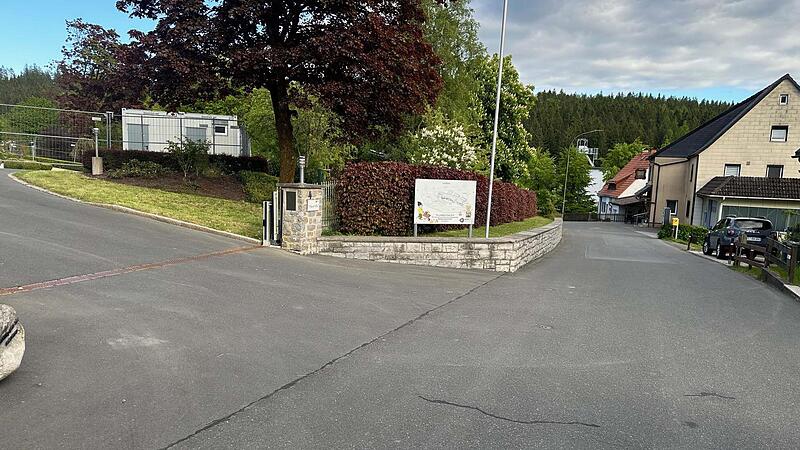 Beim neuen Kindergarten und der B&auml;ckerei in Kleintettau soll es eine Einbahnstra&szlig;en-Regelung geben. Gleichzeitig entstehen entlang der neuen Villa Parkpl&auml;tze.