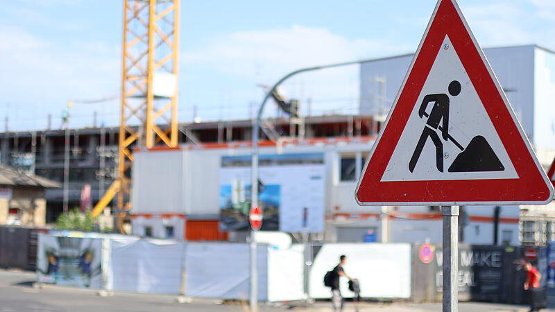 Der wohl ber&uuml;hmteste Schandfleck Bambergs: die Atrium-Baustelle. Wie in der Domstadt gibt es in vielen weiteren Kommunen derlei Problembaustellen. Woran das liegt&nbsp;&ndash; und wieso die Rath&auml;user so machtlos sind.