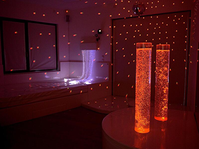 Der Snoezelraum im Bamberger Kinder- und Jugendhospiz ist zum Entspannen und zur Anregung der Sinne bei den erkrankten Kindern gedacht. Aber auch die ganze Familie kann sich dort zur Erholung zurückziehen. Der Snoezelraum im Bamberger Kinder- und Jugendhospiz ist zum Entspannen und zur Anregung der Sinne bei den erkrankten Kindern gedacht. Aber auch die ganze Familie kann sich dort zur Erholung zurückziehen.