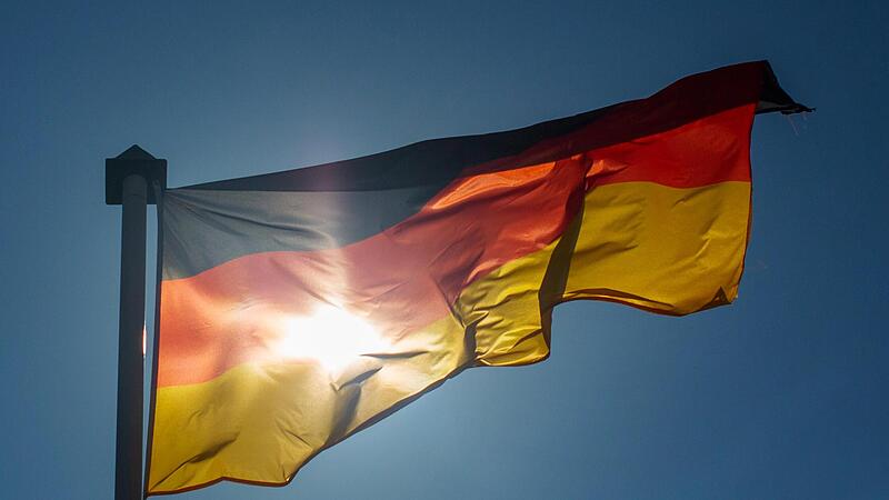 Eine Flagge der Bundesrepublik Deutschland  weht.