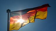 Eine Flagge der Bundesrepublik Deutschland  weht.