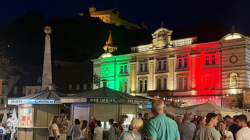 Der Marktplatz und das ehemalige Vereinshaus wurden in den italienischen Farben angestrahlt.