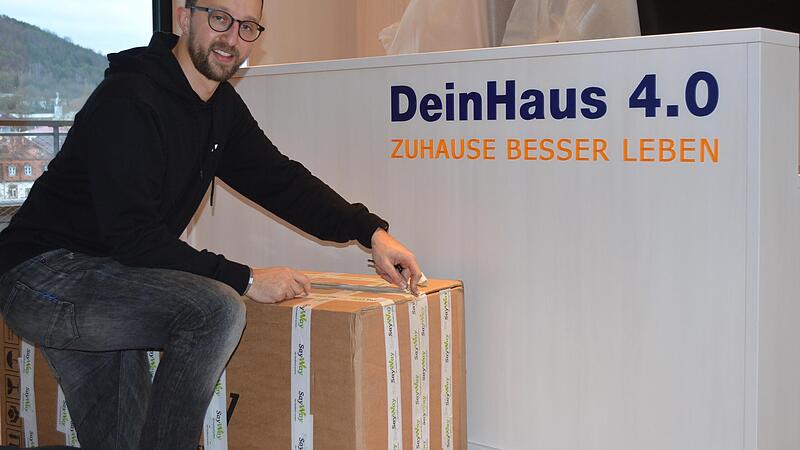 Wenngleich das Zentrum für Telemedizin (ZTM) erst noch umzieht, kann man im 5. Stock (Penthouse) schon die Ansätze zur Musterwohnung Dein Haus 4.0. erkennen. Im Bild Johannes Ott vom Projektmanagement. Wenngleich das Zentrum für Telemedizin (ZTM) erst noch umzieht, kann man im 5. Stock (Penthouse) schon die Ansätze zur Musterwohnung Dein Haus 4.0. erkennen. Im Bild Johannes Ott vom Projektmanagement.