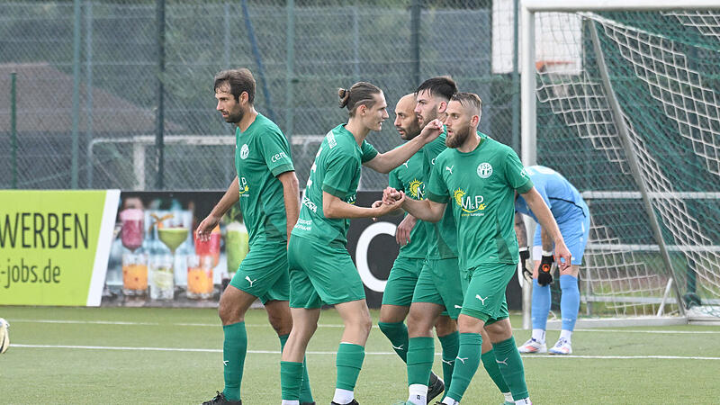 Die Spieler des TSV Neudrossenfeld bejubeln das 1:0 gegen den SC Sylvia Ebersdorf.