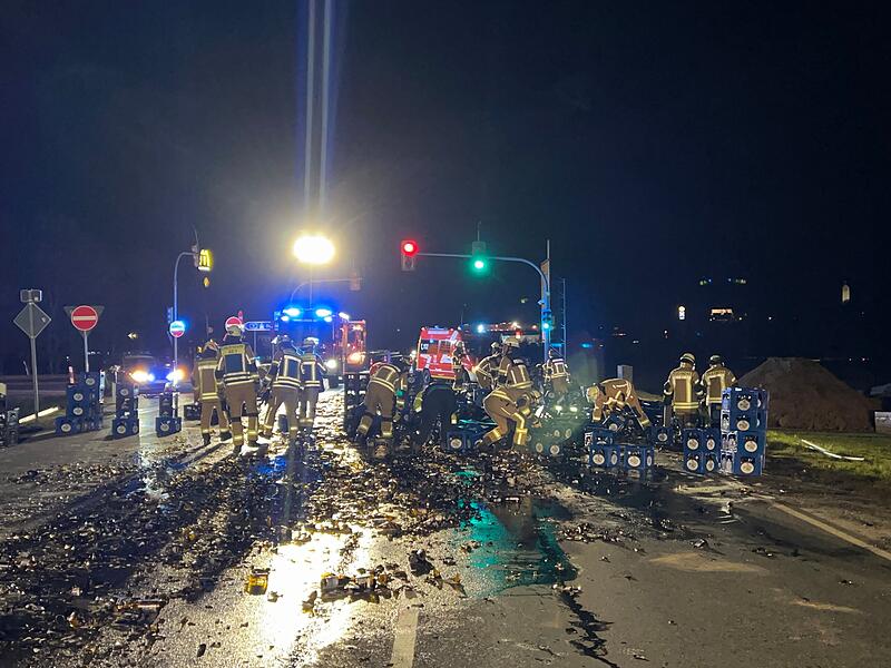 Bier-Unfall bei Himmelkron auf B303 Bier-Unfall bei Himmelkron auf B303