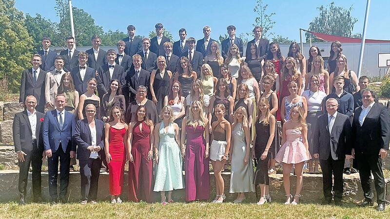 Die erfolgreichen Abiturientinnen und Abiturienten des Jahrganges 2025/26 des „Friedrich-Rückert-Gymnasiums“ Ebern mit (vordere Reihe von links) Andreas Linder (Sparkasse), Landrat Michael Ziegler und Bürgermeisterin Isabell Zimmer sowie Schulleit... Die erfolgreichen Abiturientinnen und Abiturienten des Jahrganges 2025/26 des „Friedrich-Rückert-Gymnasiums“ Ebern mit (vordere Reihe von links) Andreas Linder (Sparkasse), Landrat Michael Ziegler und Bürgermeisterin Isabell Zimmer sowie Schulleit...