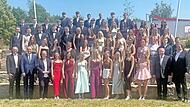 Die erfolgreichen Abiturientinnen und Abiturienten des Jahrganges 2025/26 des &bdquo;Friedrich-R&uuml;ckert-Gymnasiums&ldquo; Ebern mit (vordere Reihe von links) Andreas Linder (Sparkasse), Landrat Michael Ziegler und B&uuml;rgermeisterin Isabell Zimmer sowie Schulleit...