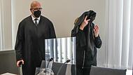 Die Angeklagte nimmt w&auml;hrend des Prozesses immer wieder Kontakt zu ihrem Verteidiger Alexander Schmidtgall auf.Forchheim & Fr&auml;nkische Schweiz