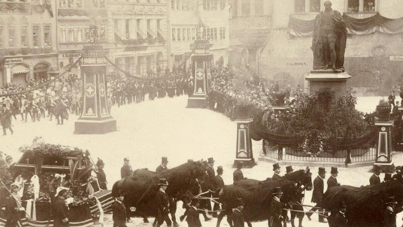 Oberf&ouml;rster, Schlossgardisten und Hofchargen des Herzogtums gaben dem Sarg von Herzog Ernst II. das Ehrengeleit, als er durch die Stadt zur Morizkirche gefahren wurde. Auf dem Marktplatz waren Trauerportale errichtet worden.