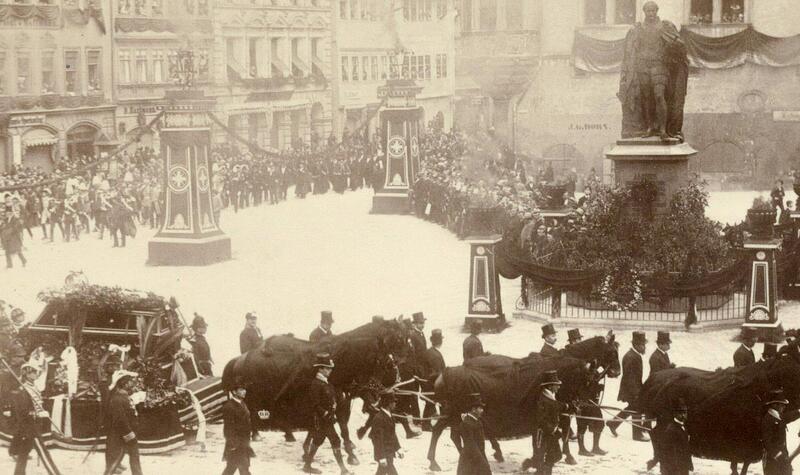Oberf&ouml;rster, Schlossgardisten und Hofchargen des Herzogtums gaben dem Sarg von Herzog Ernst II. das Ehrengeleit, als er durch die Stadt zur Morizkirche gefahren wurde. Auf dem Marktplatz waren Trauerportale errichtet worden.