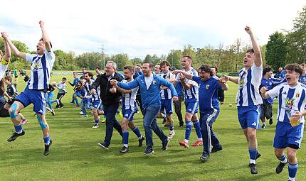 Die Spieler des ASV Forth bejubeln die Meisterschaft in der Kreisklasse 3 Erlangen/Pegnitzgrund. Der langjährige Vorsitzende Martin Hofmann (schwarze Jacke) freut sich ebenfalls über den Titel.Forchheim & Fränkische Schweiz Die Spieler des ASV Forth bejubeln die Meisterschaft in der Kreisklasse 3 Erlangen/Pegnitzgrund. Der langjährige Vorsitzende Martin Hofmann (schwarze Jacke) freut sich ebenfalls über den Titel.Forchheim & Fränkische Schweiz
