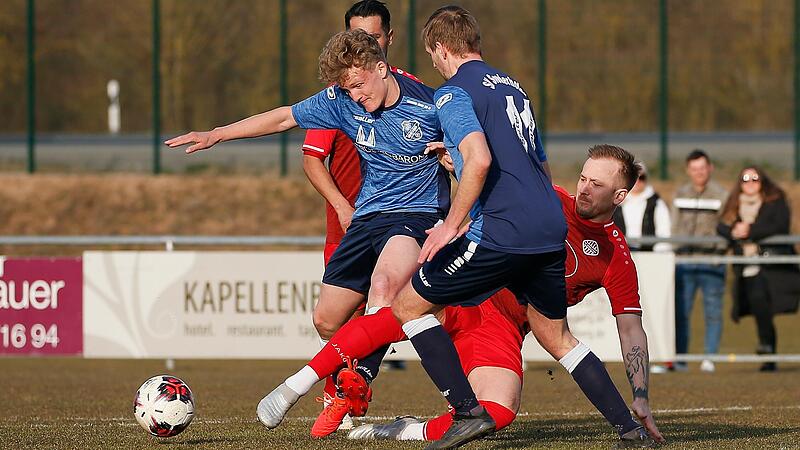 Tim Beischmidt (links) und Philipp Dopf vom SV Sonderhofen setzen sich hier im Duell gegen Igor Mikic vom FC Eibelstadt durch. Sonderhofen gewann sein Heimspiel gegen Sickershausen, Philipp Dopf erzielte ein Tor. Tim Beischmidt (links) und Philipp Dopf vom SV Sonderhofen setzen sich hier im Duell gegen Igor Mikic vom FC Eibelstadt durch. Sonderhofen gewann sein Heimspiel gegen Sickershausen, Philipp Dopf erzielte ein Tor.