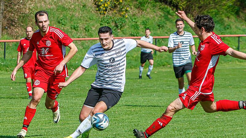 Der dreifache Katschenreuther Torsch&uuml;tze, Julian Angermann , l&auml;sst sich von den BSClern Dominik Vetter (links) und Benjamin Land nicht stoppen.