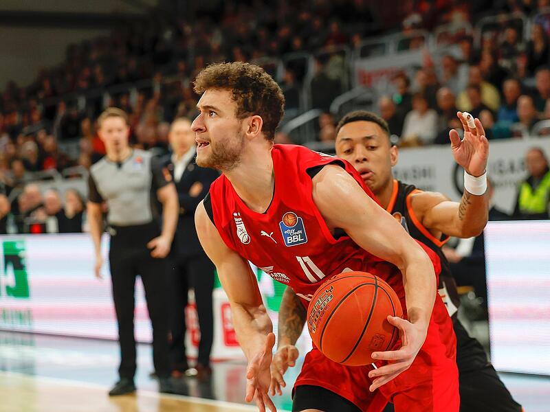 Kevin Wohlrath lief mit drei Dreiern im dritten Viertel heiß. Hier zieht er an Yago dos Santos vorbei und erzielt zwei seiner 15 Punkte.