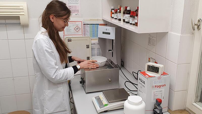 Paracetamol ist knapp: Celina Bernard zeigt, wie in der Seehof-Apotheke in Memmelsdorf Fieberz&auml;pfchen f&uuml;r Kleinkinder hergestellt werden.
