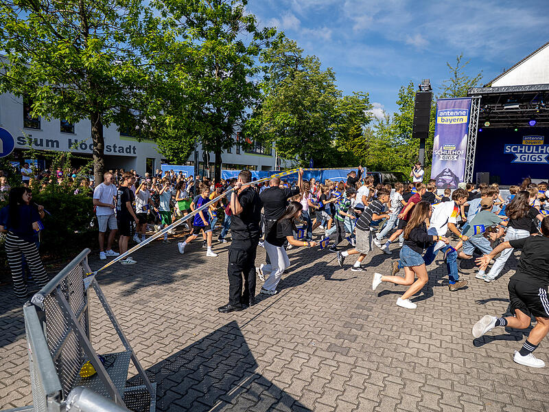 Antenne Bayern Schulhof Gig 2025 HöchstadtAntenne Bayern Schulhof Gig 2025 Höchstadt Aufregung bei den Schülerinnen und Schülern in Höchstadt. Das Gymnasium hat ein Konzert von Antenne Bayern gewonnen.