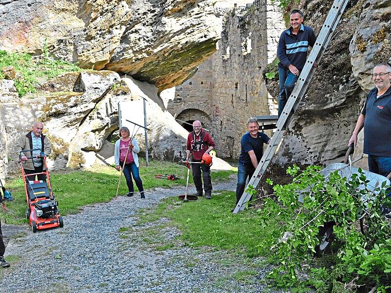 Der Betreuung der Burgruine Lichtenstein gilt ein Hauptaugenmerk des Heimatvereins. Hier einige Mitglieder bei den j&auml;hrlichen S&auml;uberungsaktionen.Simon Albrecht