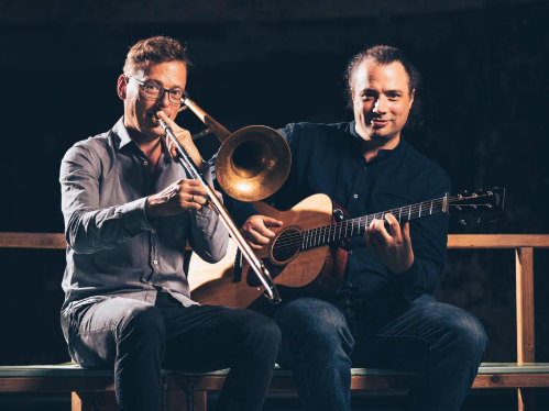 Das Duo „Mehr Als Wir“ spielt im Jungen Theater