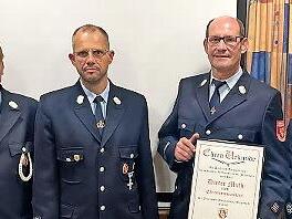 Von links: 2. Kommandant Holger Börner, 1. Kommandant Michael Greger, Ehrenkommandant Dieter Muth, Kreisbrandmeister Bastian Markert.