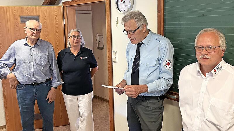 Ehrung von Ottmar Halbritter (links) für 65 Jahre Mitgliedschaft: (von links)Jutta Göbel, Gregor Holzinger, Burkard Kühn. Ehrung von Ottmar Halbritter (links) für 65 Jahre Mitgliedschaft: (von links)Jutta Göbel, Gregor Holzinger, Burkard Kühn.