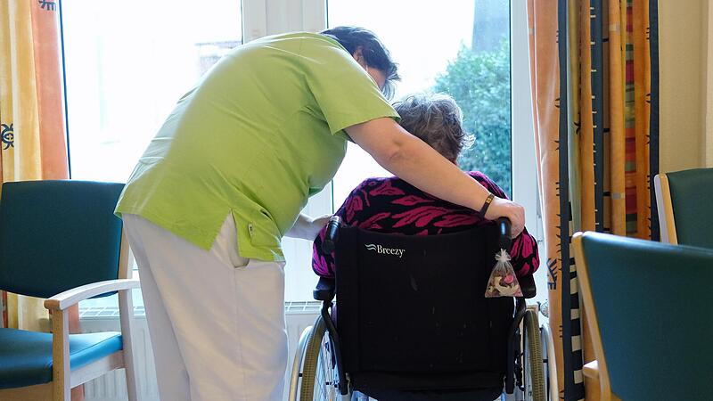 Beschäftigte in Pflegeheimen sehen sich aktuell mit der einrichtungsbezogenen Corona-Impfpflicht konfrontiert.Forchheim & Fränkische Schweiz Beschäftigte in Pflegeheimen sehen sich aktuell mit der einrichtungsbezogenen Corona-Impfpflicht konfrontiert.Forchheim & Fränkische Schweiz