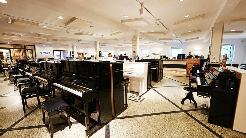 Pianos aller Art vom Hersteller Yamaha verkauft das Musikhaus Thomann in Treppendorf und im Netz. Pianos aller Art vom Hersteller Yamaha verkauft das Musikhaus Thomann in Treppendorf und im Netz.