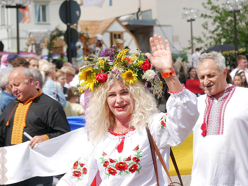 Eine Ukrainerin hatte gro&szlig;e Freude am Umzug.