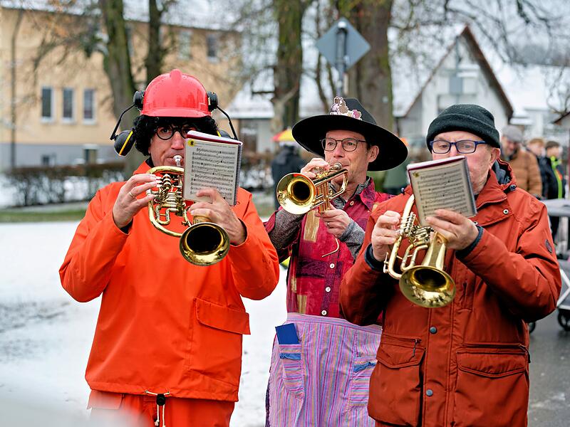Trotz Schneefall herrschte beim Kinderfaschingsumzug in Ro&szlig;dorf eine super Stimmung.