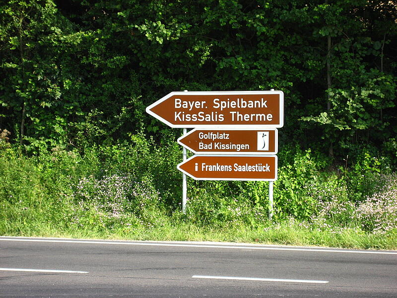 Das Foto zeigt einige der Schilder, die in der Vergangenheit an der Ausfahrt von W&uuml;rzburg kommend in Richtung Bad Kissingen zu sehen waren.