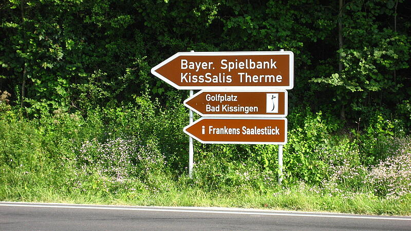 Das Foto zeigt einige der Schilder, die in der Vergangenheit an der Ausfahrt von W&uuml;rzburg kommend in Richtung Bad Kissingen zu sehen waren.