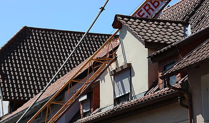 Baukran st&uuml;rzt in Hammelburg auf H&auml;user