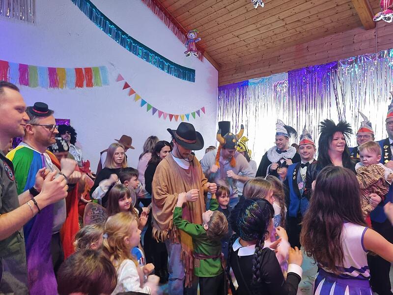 Der Kinderfasching des 1. FC Burk in Forchheim &uuml;berrascht mit vielen H&ouml;hepunkten und ausgelassener Stimmung.