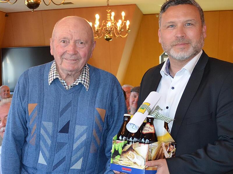 Seit 50 Jahren ist Heinz Bohl ehrenamtlicher Feldgeschworener und wahrt das sogenannte &bdquo;Siebenergeheimnis&ldquo;. Im Gemeinderat wird er von B&uuml;rgermeister Martin Finzel geehrt.