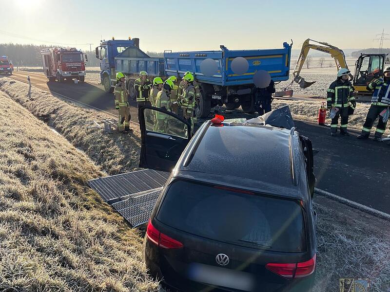 Die Kreisstraße war bis zur Bergung des Fahrzeugs komplett gesperrt.