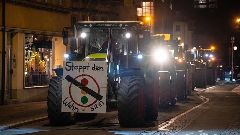 Mit gro&szlig;en Plakaten an den Frontladern ihrer Traktoren protestierten die Bauern in Bamberg