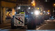 Mit großen Plakaten an den Frontladern ihrer Traktoren protestierten die Bauern in Bamberg