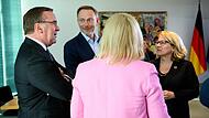 Verteidigungsminister Boris Pistorius (SPD),  Finaanzminister Christian Lindner (FDP), Innenministerin Nancy Faeser (SPD),  und Svenja Schulze (SPD), Bundesministerin für wirtschaftliche Zusammenarbeit und Entwicklung (v.l.): Sie sind uneins über ...