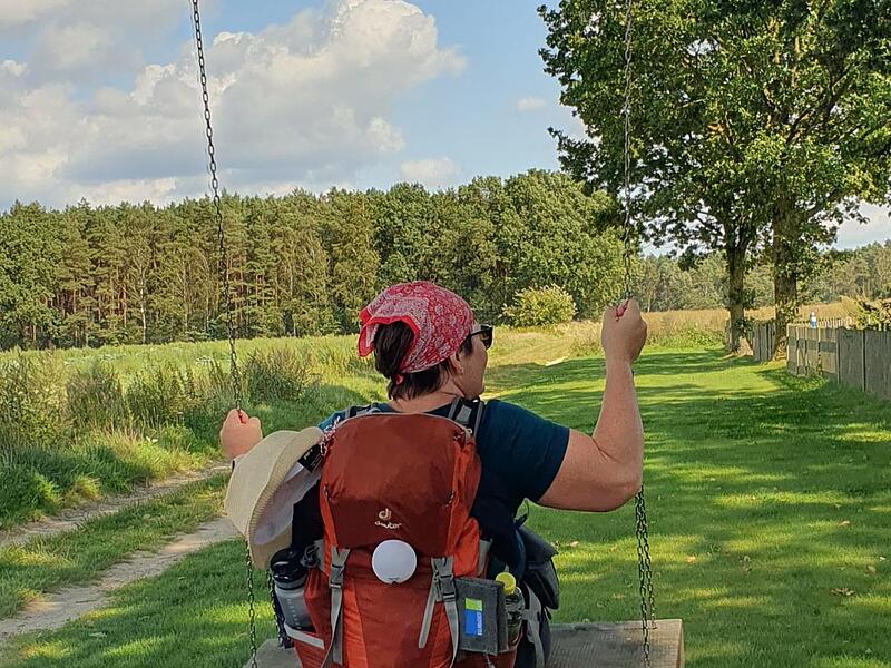 Diese Schaukel mussten die Wanderinnen natürlich ausprobieren.2023 Heidschnuckenweg Teil 5
