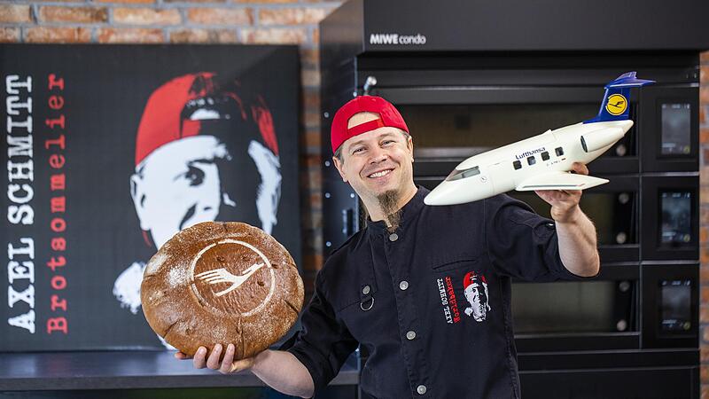 V&ouml;llig losgel&ouml;st von der Erde: Weltb&auml;cker Axel Schmitt aus Frankenwinheim hat vier Brotsorten f&uuml;r die Lufthansa entwickelt.