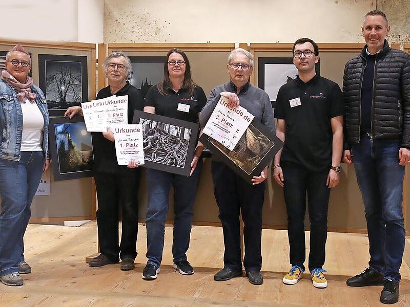 Siegerehrung im Zuge der Fotoausstellung: von links Marktgemeinder&auml;tin Anja Badura-Aichberger, Gerhard Buberl, Juliane Bienlein, Hans Hager, Tim Heller und B&uuml;rgermeister Martin Bernreuther.