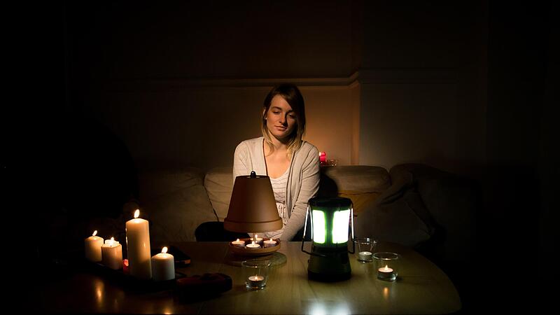 Will man während eines Stromausfalls nicht im Dunkeln sitzen, sollte man zu Hause immer einen Vorrat an Kerzen und Teelichtern haben.Forchheim & Fränkische Schweiz Will man während eines Stromausfalls nicht im Dunkeln sitzen, sollte man zu Hause immer einen Vorrat an Kerzen und Teelichtern haben.Forchheim & Fränkische Schweiz