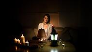 Will man während eines Stromausfalls nicht im Dunkeln sitzen, sollte man zu Hause immer einen Vorrat an Kerzen und Teelichtern haben.Forchheim & Fränkische Schweiz Will man während eines Stromausfalls nicht im Dunkeln sitzen, sollte man zu Hause immer einen Vorrat an Kerzen und Teelichtern haben.Forchheim & Fränkische Schweiz