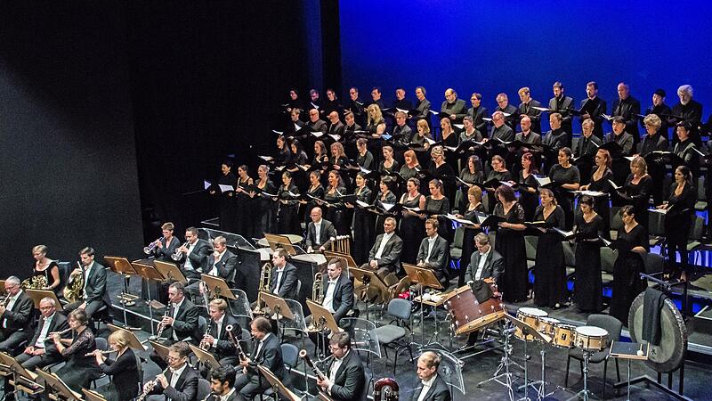 Neben dem Philharmonischen Orchester wirkten Chor und Extrachor des Landestheaters sowie der Symphonische Chor Bamberg mit.