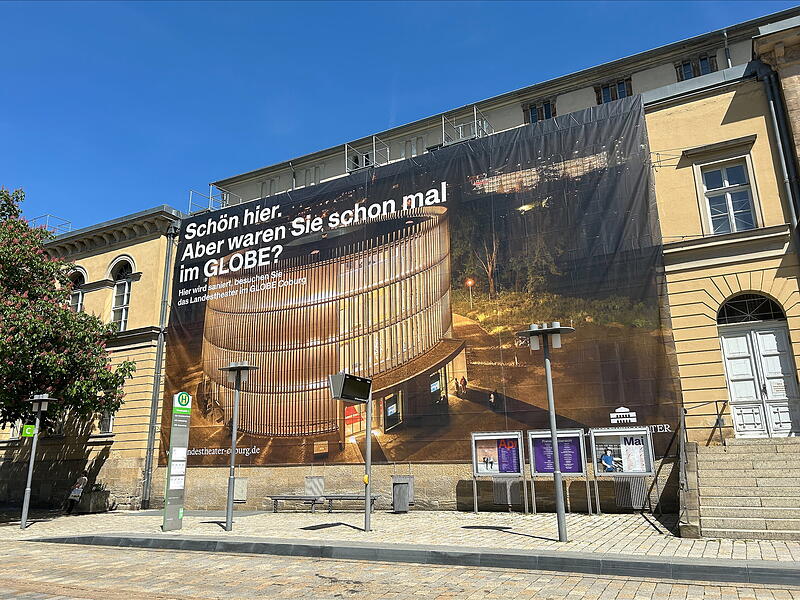 Landestheater Coburg Dieses riesige Plakat hängt am Coburger Landestheater.