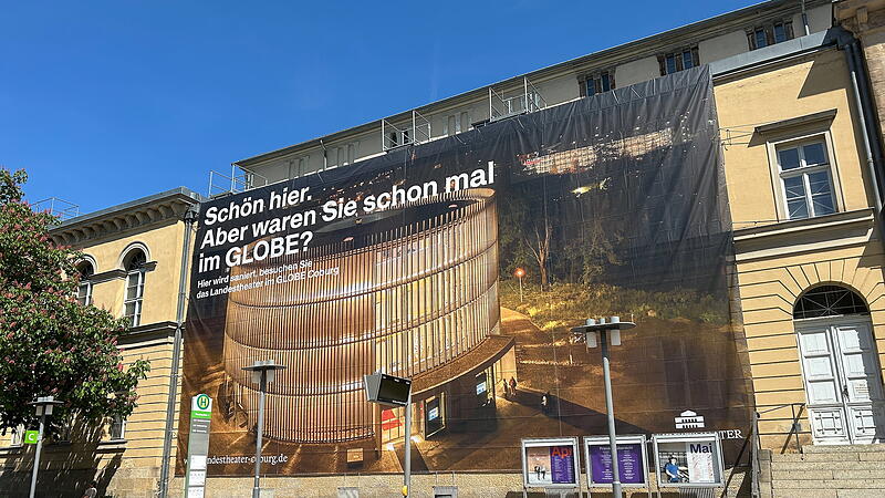Landestheater Coburg Dieses riesige Plakat hängt am Coburger Landestheater.