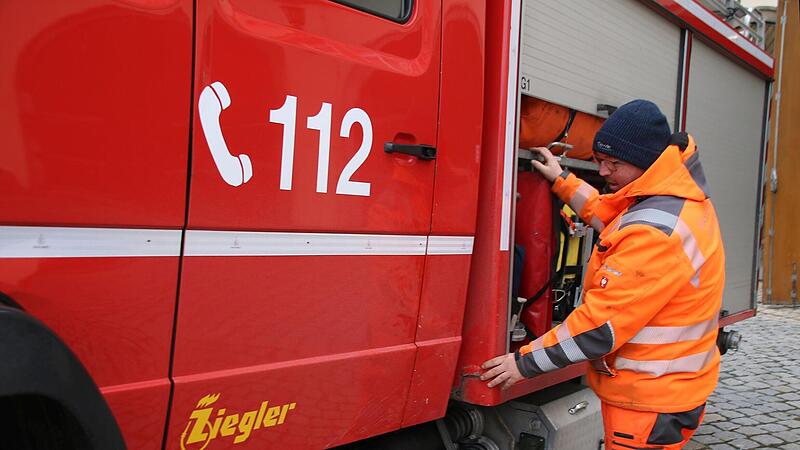Ger&auml;tewart Dominik Kuhn zeigt eine von mehreren Roststellen am TLF 16.  Das Fahrzeug ist &uuml;ber 30 Jahre alt. Jetzt bekommt die Wehr ein zweites Wasser f&uuml;hrendes Fahrzeug.